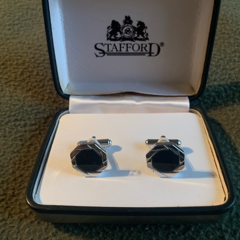 Stafford Men’s cuff links. Black and silver. Do not appear to have been used.